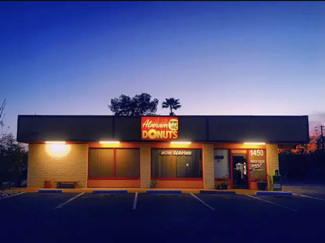 Alvernon Donuts Shop at dawn